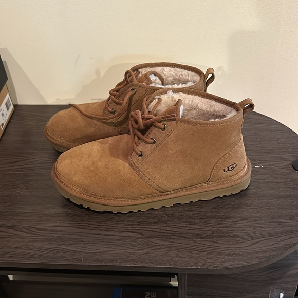 UGGS - Picture 2 of 6